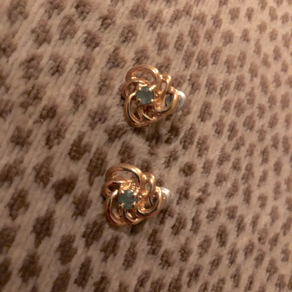 Goldtone earrings with green stone🔆